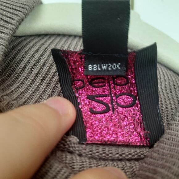 2b Bebe brown ribbed keyhole chest cold shoulder blouse size small - Picture 9 of 11